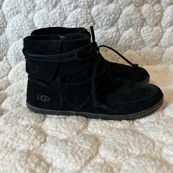NWOB UGG Reid Moc Boots - Picture 11 of 15